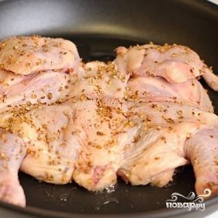 6. Положите в сковороду цыпленка спинкой вверх.