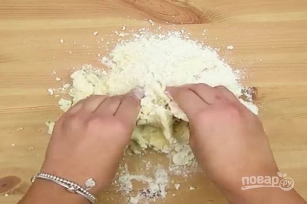 2.	Выложите тесто на разделочную доску или стол, посыпанный мукой, и месите тесто до тех пор, пока оно не станет мягким и эластичным.