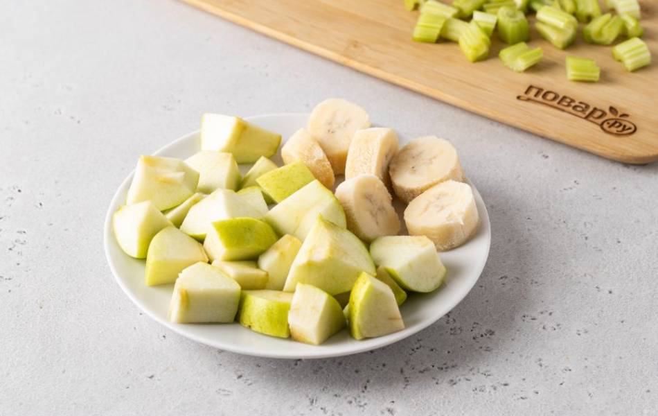 Замороженный банан нарежьте кружочками. Яблоко помойте, удалите сердцевину и нарежьте ломтиками среднего размера.