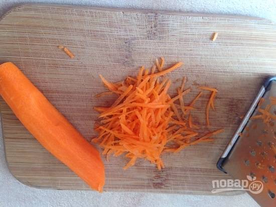 Очистим морковку и натрем на средней терке.
