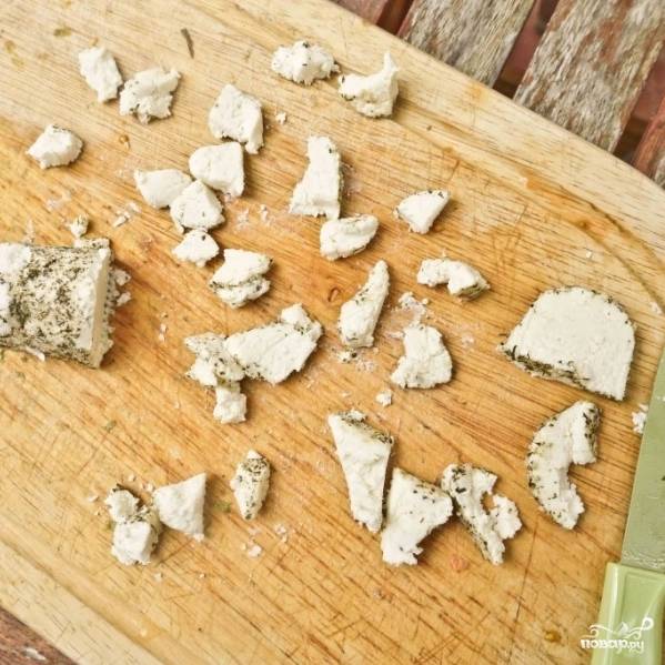 Козий сыр режем мелкими кубиками и тоже добавляем в салат.