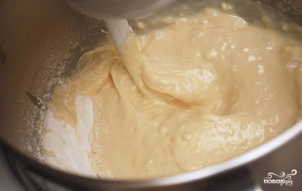 2. Растопите сливочное масло, соедините со взбитым яйцом и молоко. Влейте все в мисочку с тесто и как следует перемешайте. Очень удобно использовать для этого технику, тогда тесто получается идеальным. 