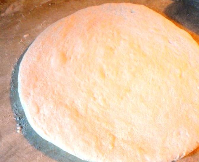 Разделите тесто на части и раскатайте их в лепешки. Число лепешек должно быть нечетным – такова традиция приготовления осетинских пирогов. Четное количество готовится только на поминки.