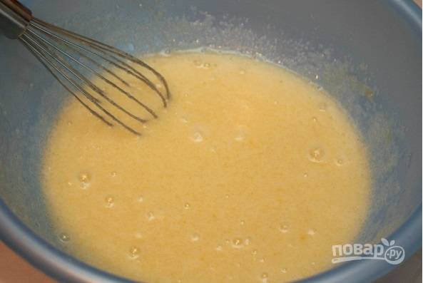 1. Сразу же включите духовку и установите температуру на 180 градусов. В глубокую мисочку вбейте яйца и добавьте стакан сахара и щепотку соли. Взбейте венчиком до однородности. 