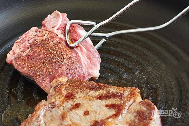 4.	Обжаривайте стейк сначала с одной стороны 1-2 минуты, затем на второй стороне. Переворачивайте мясо каждые 15 секунд.