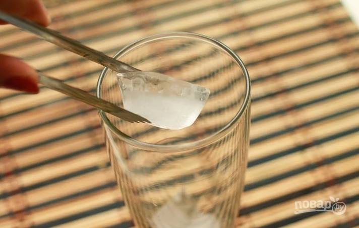 1. В стакан отправьте пару кусочков льда. 