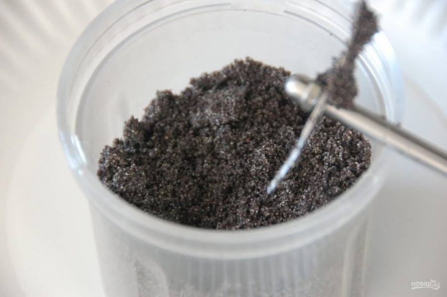 2.	Маковые семена промойте и измельчите в кофемолке или в комбайне.