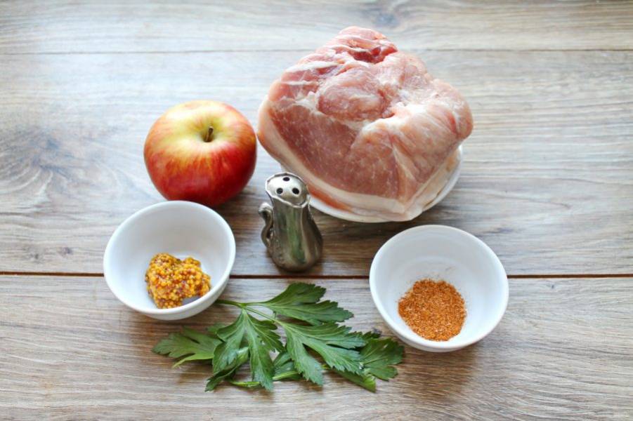 Подготовьте все необходимые ингредиенты для приготовления карбоната с яблоками. Мясо вымойте и тщательно обсушите.