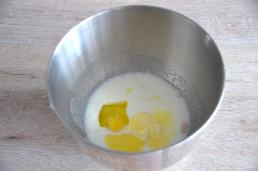 Добавьте кефир, растопленное сливочное масло, соль, вбейте 1 яйцо, смешайте до однородности. 