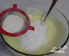Выложить в миску сливочное масло, 125 г сахар, просеять муку и разрыхлитель, добавить яйца и вымешать тесто. 