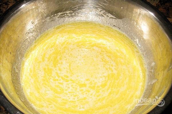 В большой миске смешайте яичные желтки (комнатной температуры), теплое растопленное сливочное масло, теплое молоко, ванильный сахар и соль. Добавьте подошедшую опару и снова перемешайте.
