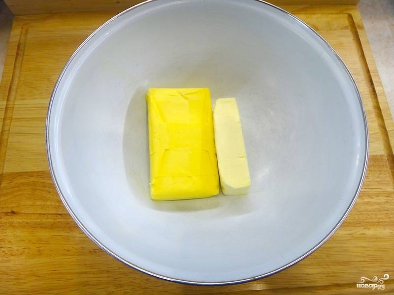 Масло сливочное натрите на терке, пока оно холодное. У меня были разные пачки, поэтому и цвет слегка разный, это большой роли не играет. 