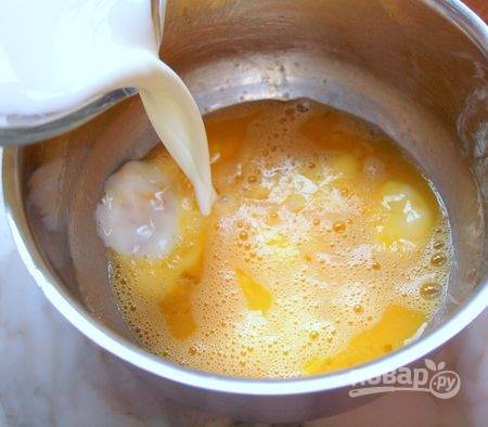 3. Растопите сливочное масло и дайте ему немного остыть. Добавьте к яйцам молоко, перемешайте и влейте масло. 