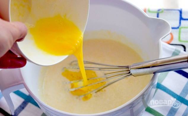 3. Яйца для теста взбейте с сахаром и солью и влейте в мисочку.