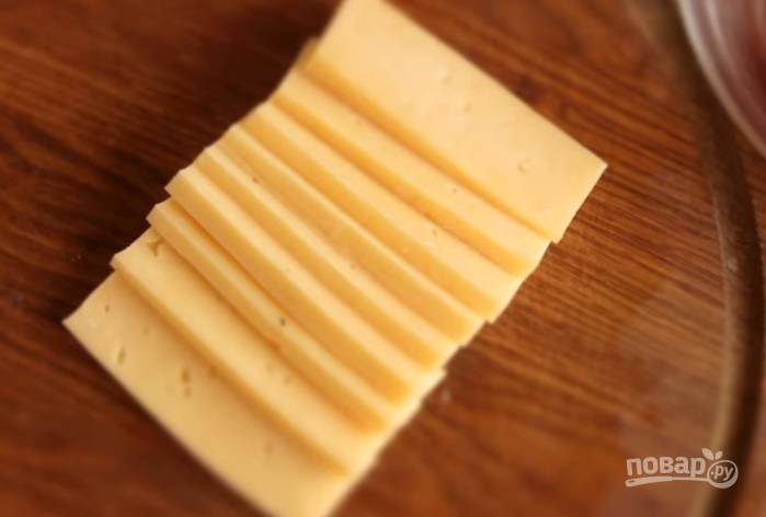 3. Сыр нарежьте пластинами. 