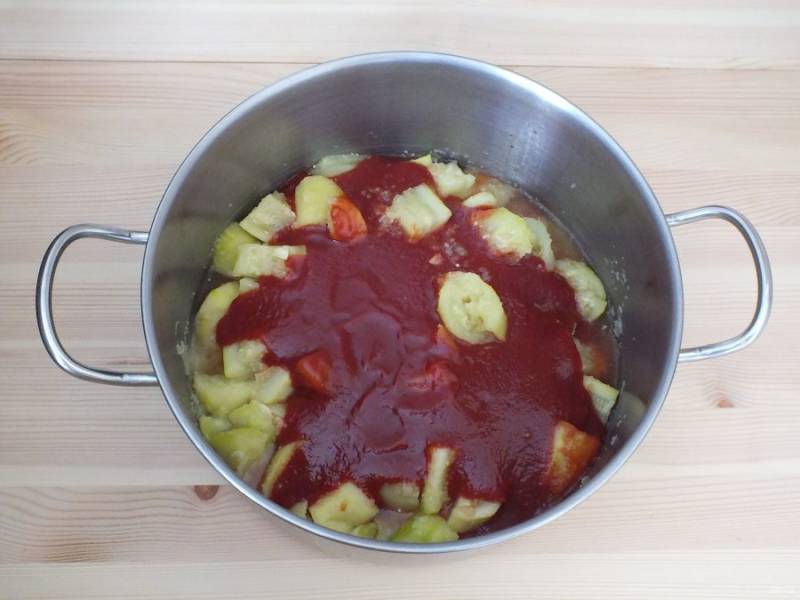 Спустя время перелейте томатную массу к кабачкам.