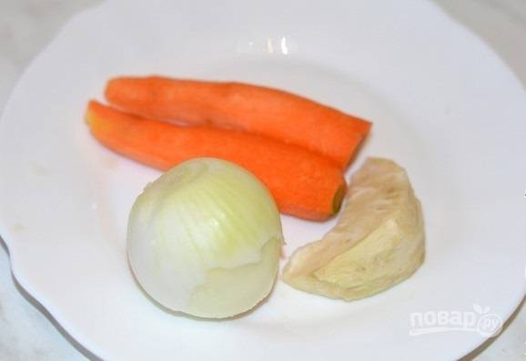 3.	Пока грудка на плите, подготовлю все овощи: очищаю и мою морковь, лук, отрезаю небольшой кусочек корня сельдерея. 
