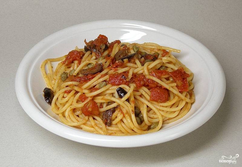 Спагетти с оливками и помидорами