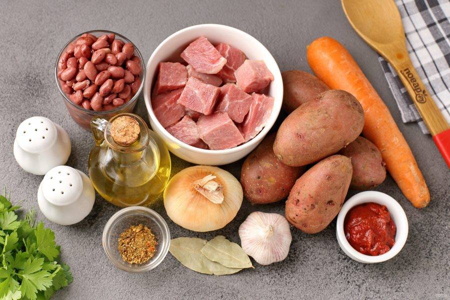 Подготовьте все ингредиенты. Мясо промойте, обсушите и нарежьте средними кусочками.
