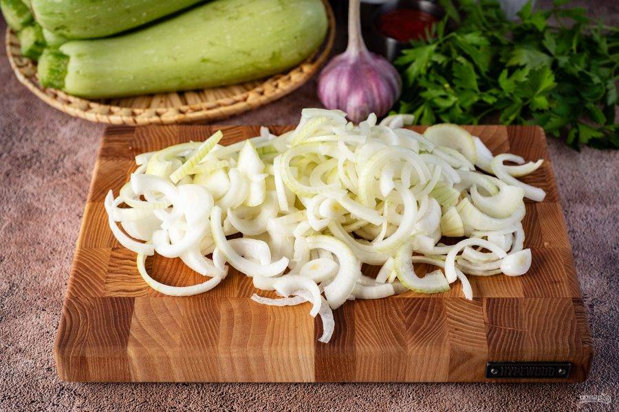 Нашинкуйте лук полукольцами.