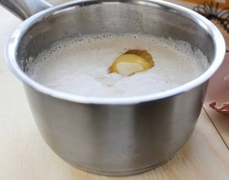 4. Теперь можно вбить в тесто яйцо. Посолить, добавить сахар по вкусу и щепотку соды. Тщательно взбить до однородности.