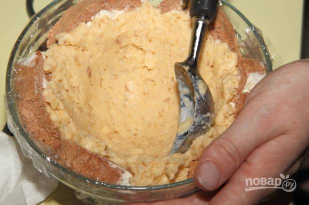 8.	Внутрь выложите карамельное мороженое, отправьте форму в морозилку на 1 час.