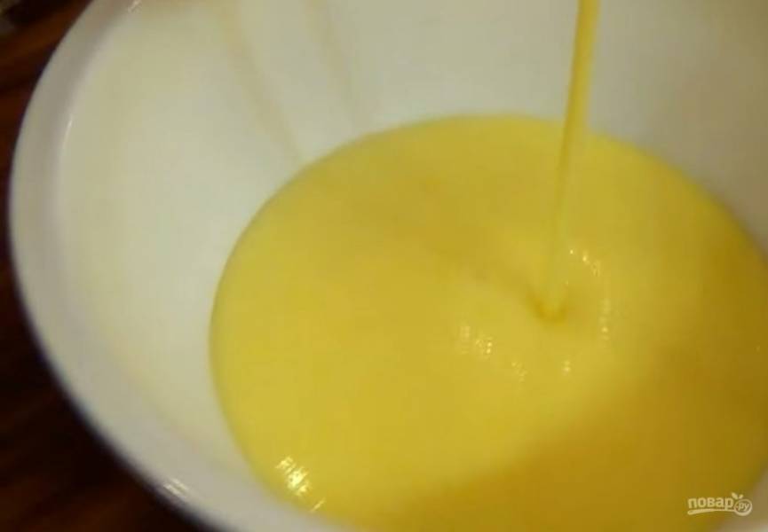 4. Приготовьте крем: лимонный сок смешайте с водой, сахаром, лимонной цедрой и маслом и доведите до кипения. Взбейте яйца до однородности и тонкой струйкой добавьте к ним закипевшую смесь. 