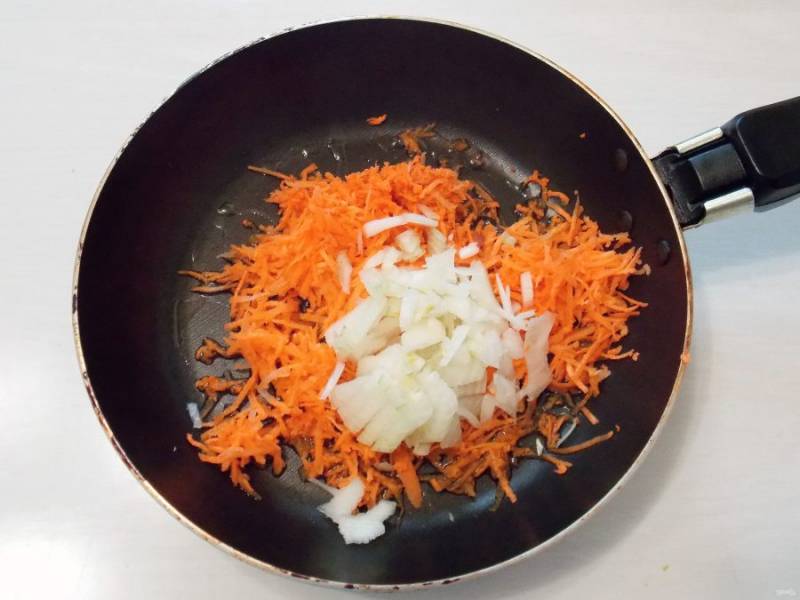 Репчатый лук очистите и мелко нарежьте. Добавьте в сковороду с морковью. Обжаривайте овощи в течение 5 минут перемешивая.