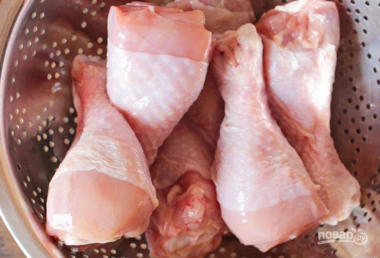 Куриные голени вымойте под холодной проточной водой, обсушите их бумажными полотенцами. Удалите остатки перьев. 