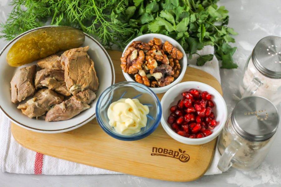 Мясной салат с говядиной, грушей и грецкими орехами