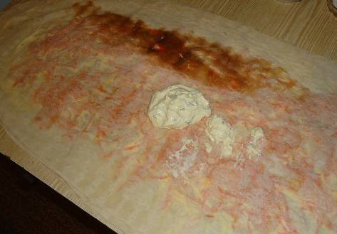 Кладем на морковь третий лаваш, сверху смазываем смесью сыра и чеснока.