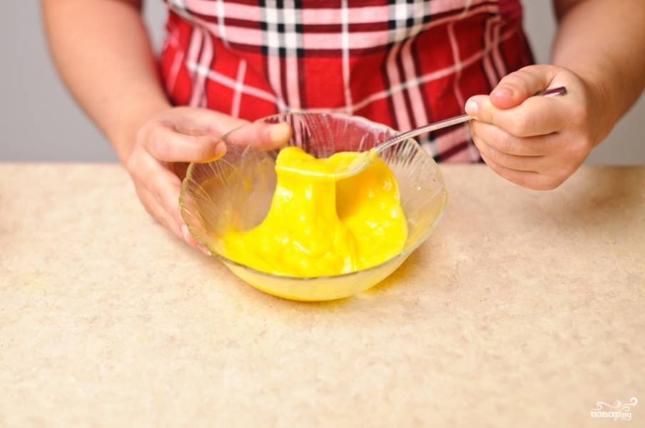 В одной миске взбейте 1-2 яйца, а в соседнюю миску насыпьте муки.