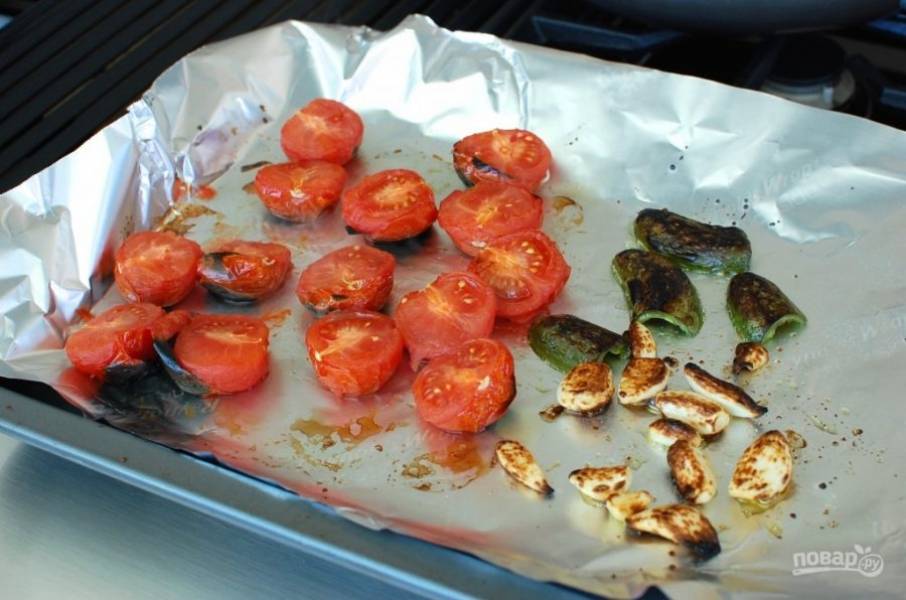 5.	Переверните помидоры и чеснок, снова поставьте под гриль (или в духовку) на 2 минуты.