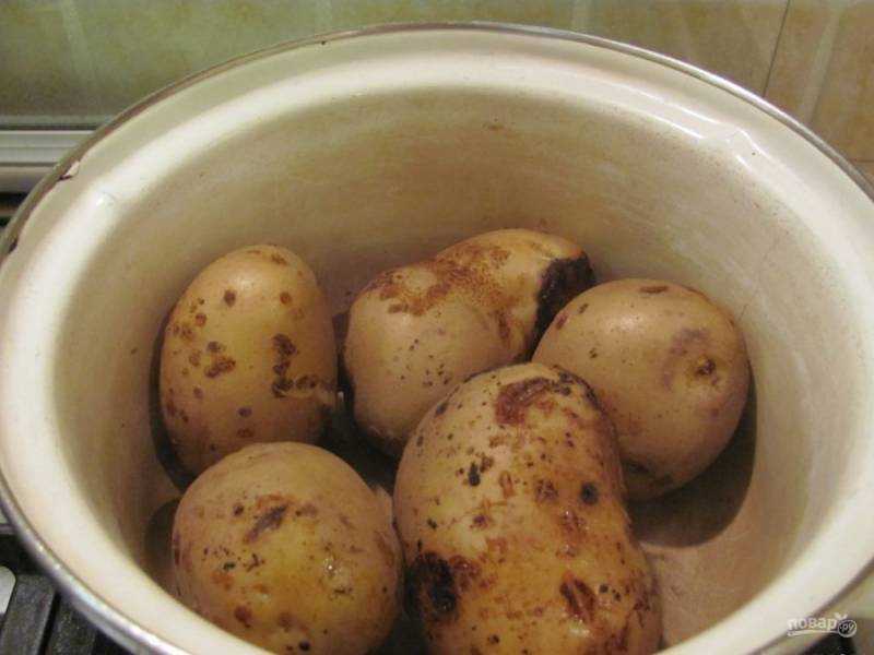 3. Количество картофеля регулируйте сами. Кто-то любит, когда его больше в салате, а кто-то любит поменьше. 