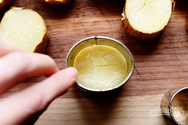 3. Срежьте с помощью круглой формочки сердцевину картофеля.