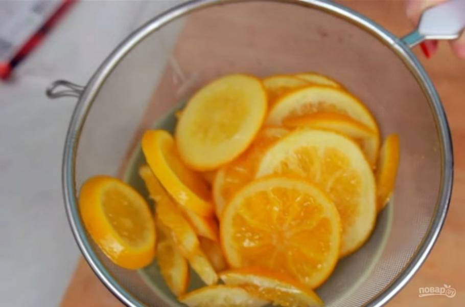 3. После того, как апельсины закипят, уменьшите огонь и варите их еще 1,5-2 часа. Готовые апельсины выложите на сито, чтобы немного стекла жидкость. 