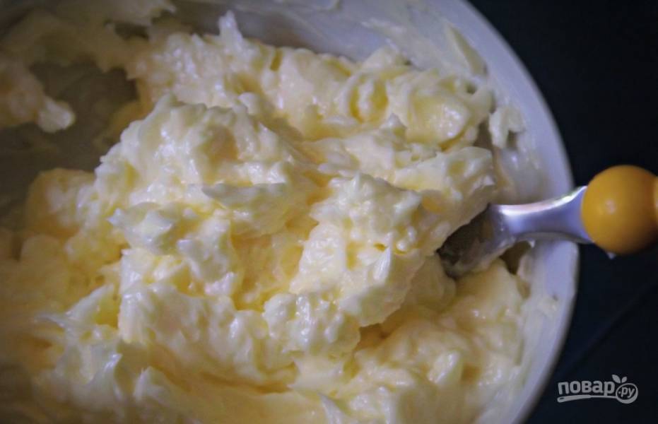 1. Масло подержим при комнатной температуре, а затем взбиваем блендером, постепенно добавляя яйца. 