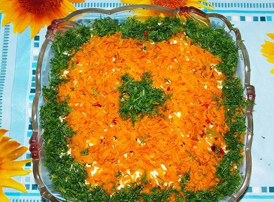 7. Морковь можно подсолить по вкусу, добавить немного свежей зелени для украшения и оставить салат примерно на часик, чтобы он немного пропитался. 