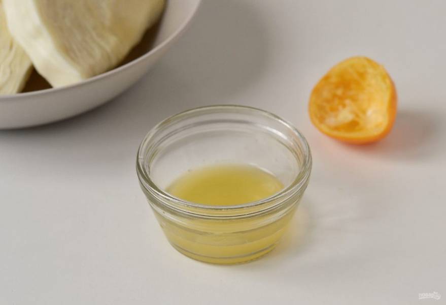 Выжмите из половины лимона сок.
