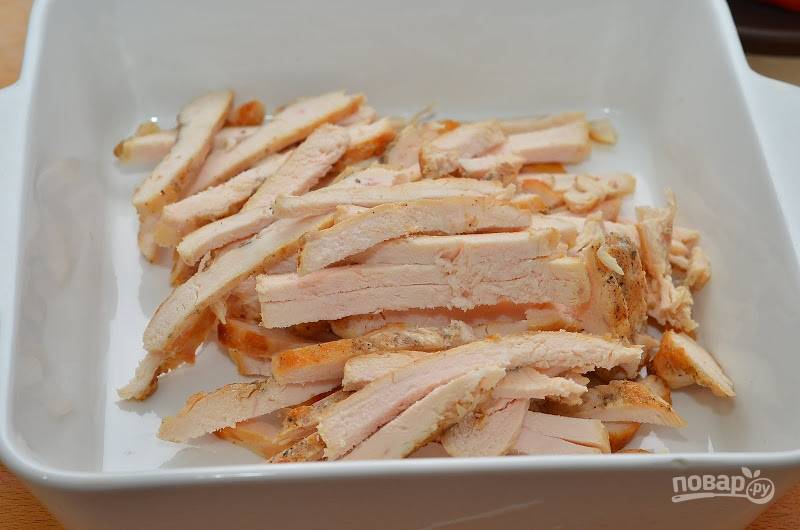 1.	Отварную или копченую куриную грудку нарезаю небольшими полосками и выкладываю их в салатник.