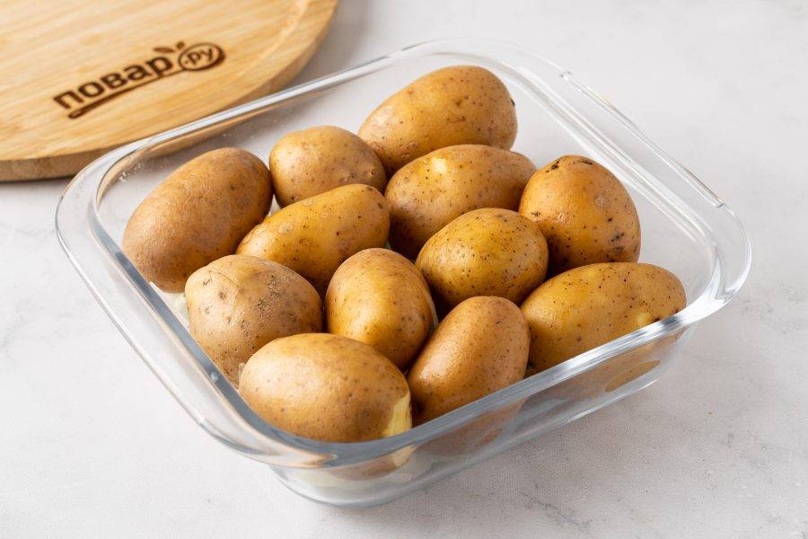 Выложите в форму картофель.