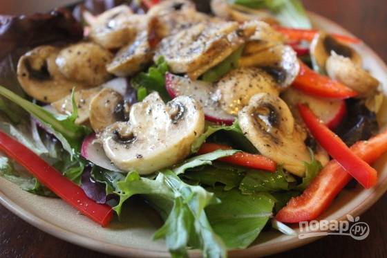 Салат с опятами — рецепт с маринованными грибами, курицей с фото