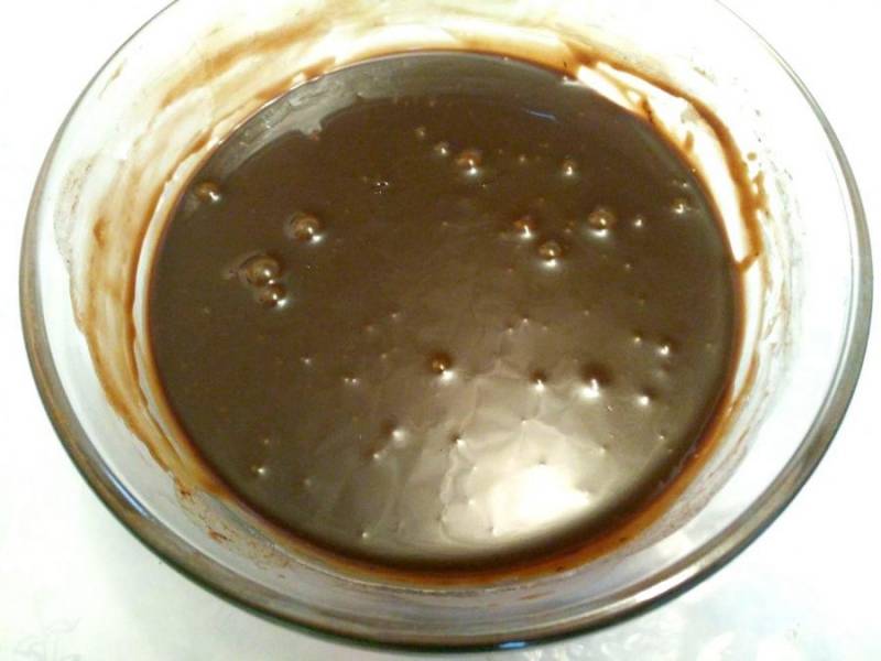 При постоянном помешивании растворите шоколад в сгущённом молоке. Получившуюся однородную массу хорошо охладите. 