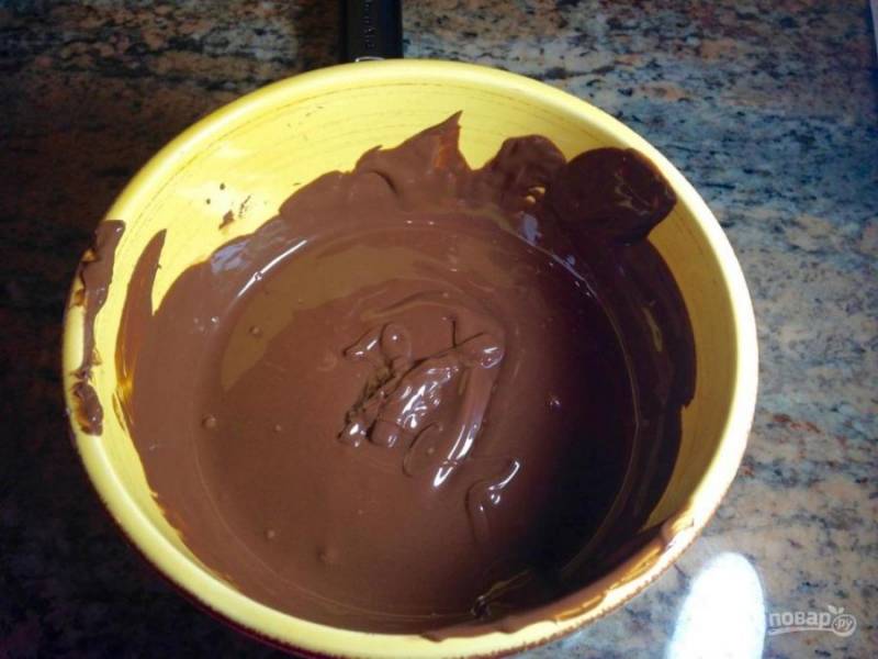 Растопите черный шоколад на водяной бане.