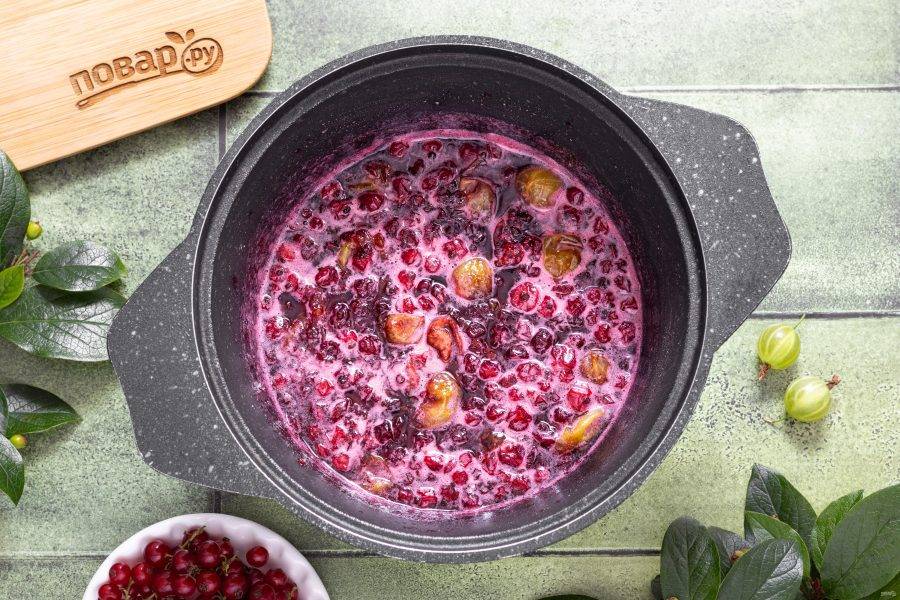Если будет образоваться пенка, ее можно снять ложкой.