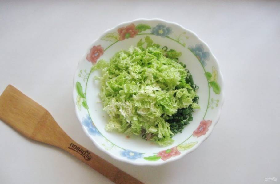 Пекинскую капусту тонко нарежьте и выложите в салат.