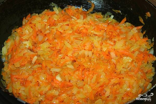 В хорошо нагретой сковороде со смесью растительного и сливочного масел обжариваем до прозрачности лук, затем добавляем морковь. 