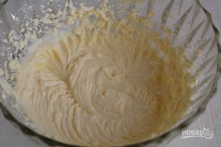 Приготовьте крем. Взбейте блендером до единой массы маскарпоне со сливочным маслом, ванилином и сахарной пудрой.