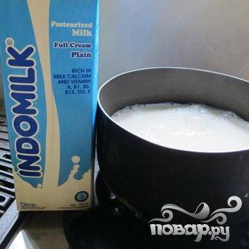 1.	Кокосовое молоко в небольшой кастрюльке варить примерно 5 минут до легкого загустения. В кипящее кокосовое молоко добавить кусочки белого шоколада и варить до полного его растворения.