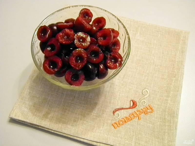 У вишен удалите косточки, порежьте ягоды на половинки. Однако их можно и целыми класть в торт.